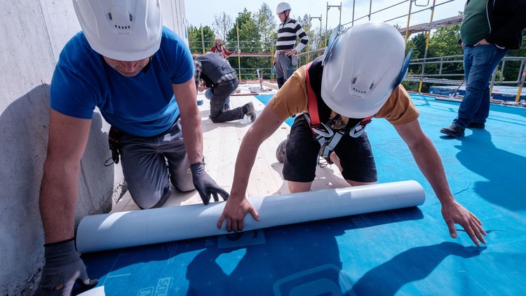 Witterungs- und Bauzeitenschutz für den Holzbau SOLITEX ADHERO